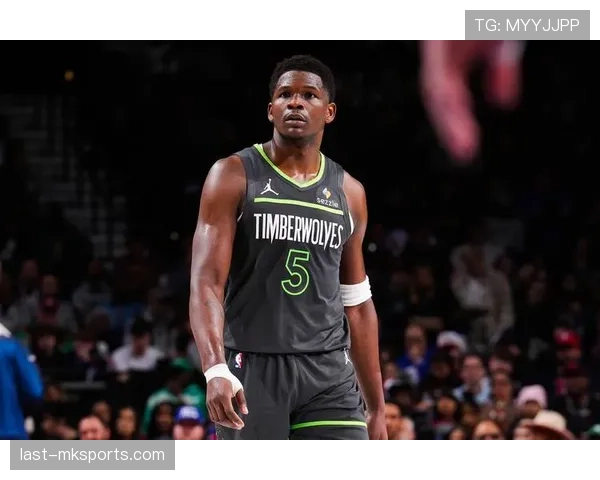 爱德华兹突破创造高效得分拉开球队进攻差距