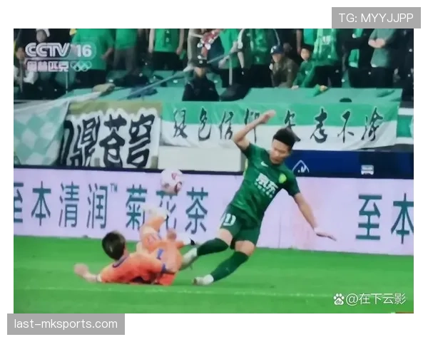 铲球判罚关键：先触球还是先碰人决定黄红牌