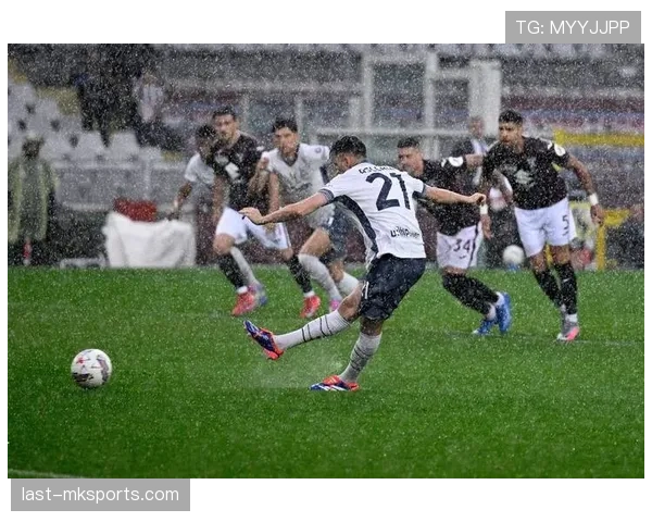 国际米兰中场稳定之余创造力不足，对球队进攻组织与战术部署形成考验